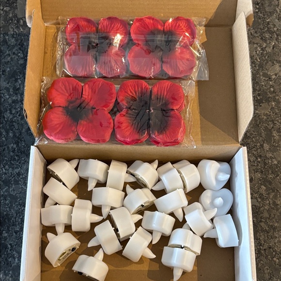 Romantic Candle Set with Tea Lights and Rose Petals - Picture 2 of 4